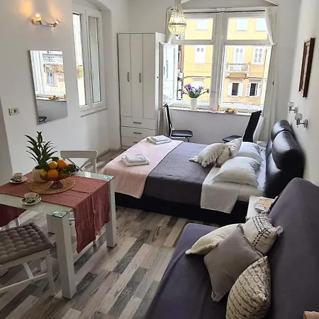 Old Square View Apartman *