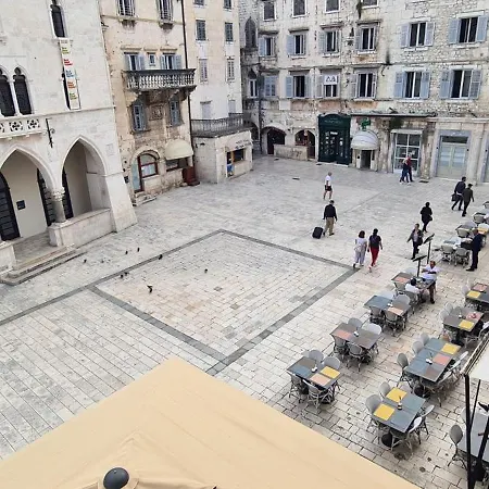 Old Square View Apartman *