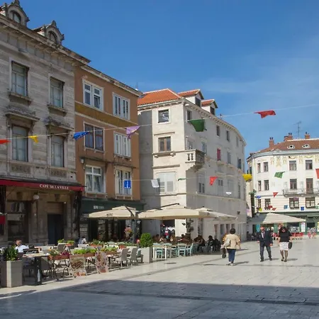 Old Square View * Σπλιτ