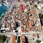 Old Square View Apartment *