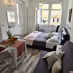 Old Square View Apartman *
